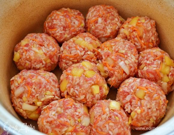 Из полученной смеси поделать колобочки, средней величины,  и уложить в кастрюлю.