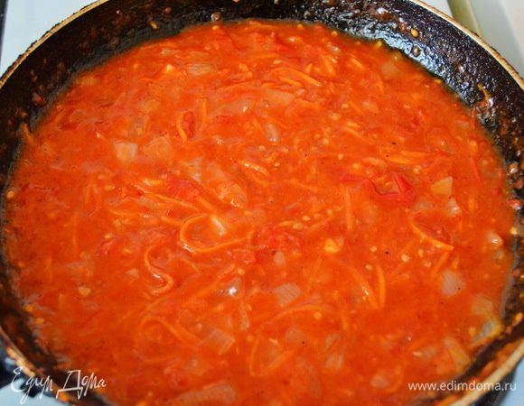 Затем помидоры перемолоть на блендере, можно на терку, морковь и лук измельчить.  Лук с морковью немного поджарить, добавить молотые помидоры, немного потушить, добавить муку, хорошо размешать, добавить соль, перец, сахар, и выливаем на наши колобочки.