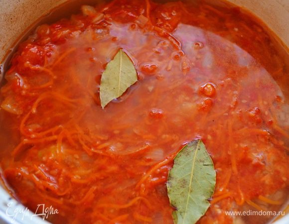 Затем доливаем воду, так чтобы просто покрыло, кинуть лаврушку и тушим в духовке при 200 гр. 40 мин.
