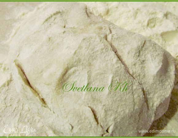 Из муки, воды, масла и соли замесить тесто. Накрыть пленкой и оставить на 20 минут.

