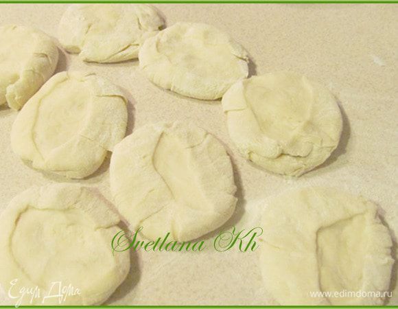 Из теста сделать колбаску и нарезать ее на кусочки. Каждый кусочек расплющить.

