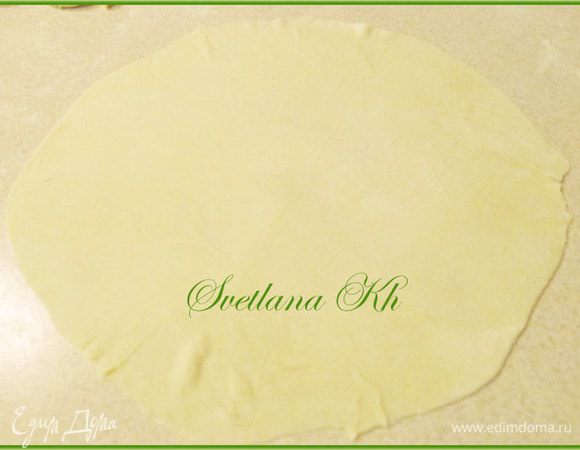 Тонко раскатать каждый кусочек теста по размеру вашей сковороды. Тесто должно быть очень тонким.

