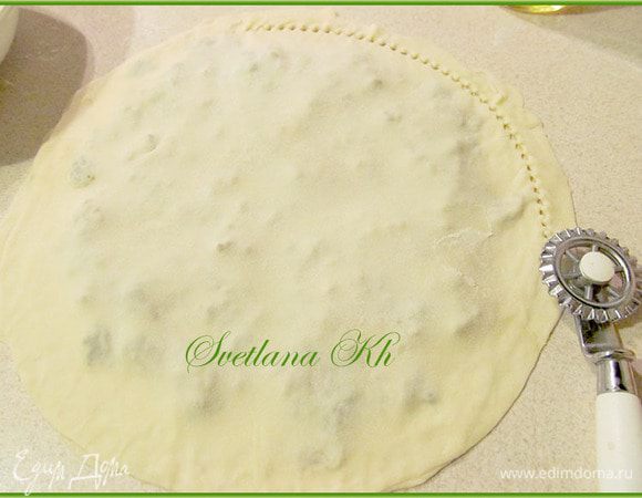 Закрыть второй лепешкой теста. Слегка прижать, чтобы вышел воздух изнутри. Придавить края и обрезать их фигурным колесиком для теста.


.....