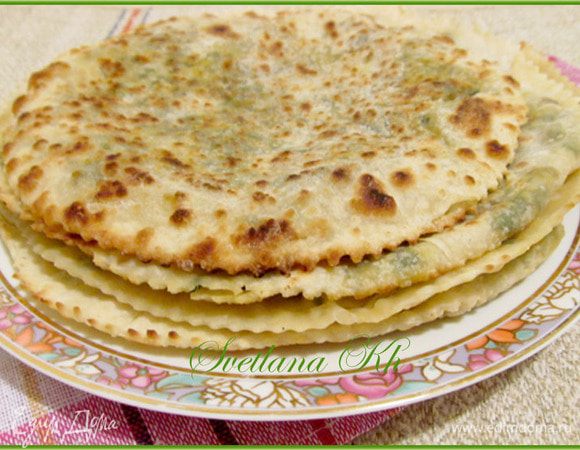 
Готовые лепешки уложить стопочкой. Можно их смазать сливочным маслом.Я не смазываю.


