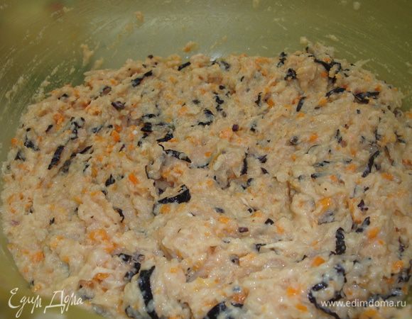 Лук и морковь пропустить через мясорубку, базилик мелко измельчить, хлеб замочить в молоке, после отжимаем и всё соединяем с фаршем. Добавляем яйцо, майонез, соль, перец. Тщательно вымешиваем и отбиваем для элостичности.