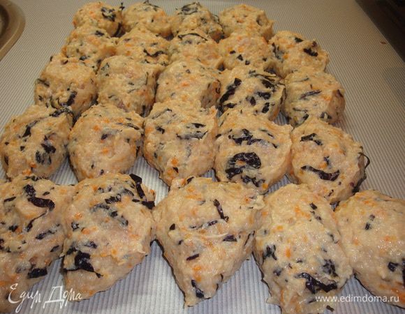 Раскидать на поверхность котлетки. У меня с этого колличества вышло 24 штуки.