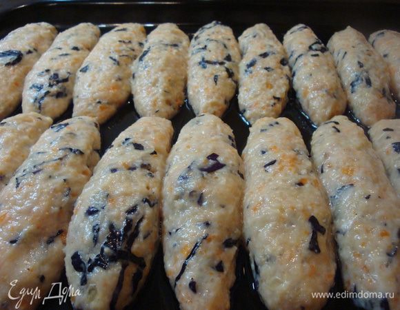 Придаём котлетам форму. Выкладываем на смазанный растительным маслом противень и ставим в разогретую до 200 градусов духовку на 30-35 минут. 