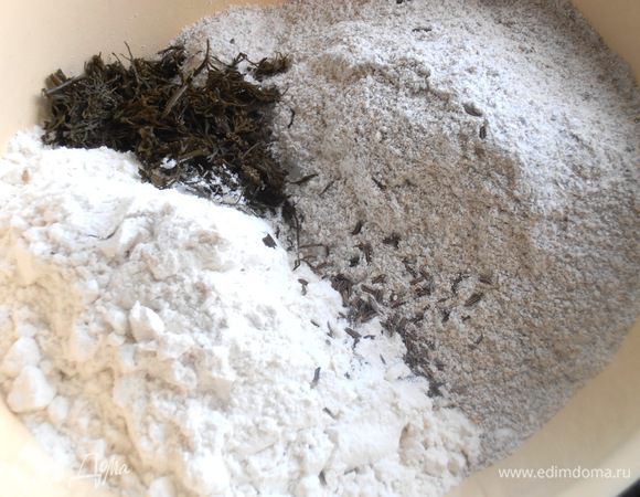 Сначала замесим тесто для корзинки!Для этого смешаем обе муки с укропом и тмином.