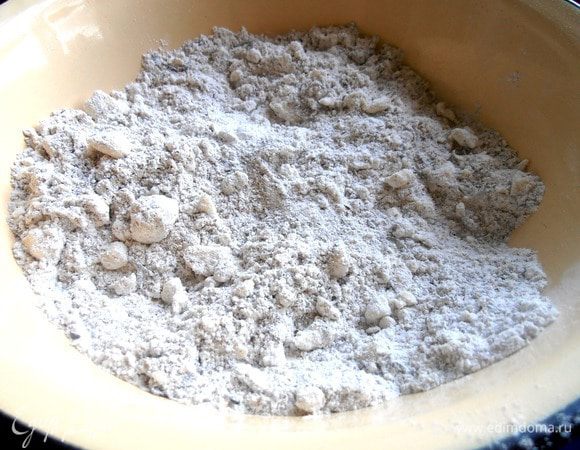 По рецепту теперь надо поливать ледяную воду и замешивать,но воду я заменила на рассол от оливок из холодильника(никогда его не выливаю,а использую в борщ или овощное рагу).Жидкости ушло 120 мл.