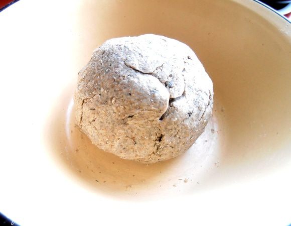 Тесто не крошится и податливо лепится в колобок.Отправляем в холод на 30 минут.