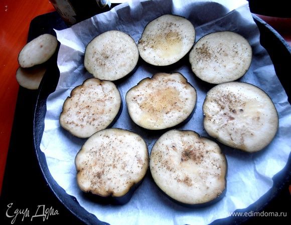 Займёмся овощами.Баклажан нарезаем кольцами,слегка сбрызнем маслом,чуть приправы и отправим запекаться в духовку.
