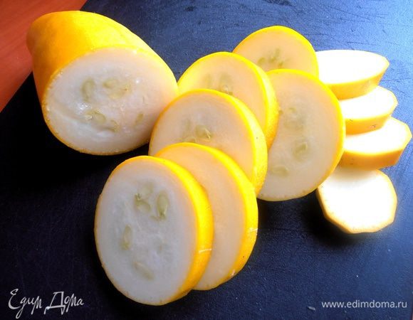 Молодой кабачок тоже нарезаем кольцами...