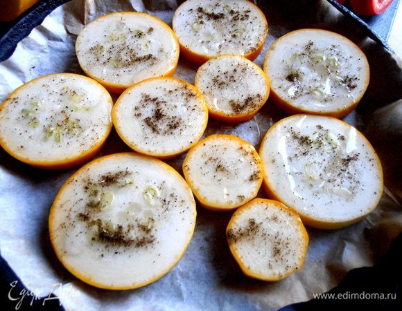 Выкладываем на пергамент,смазываем маслом+приправа...