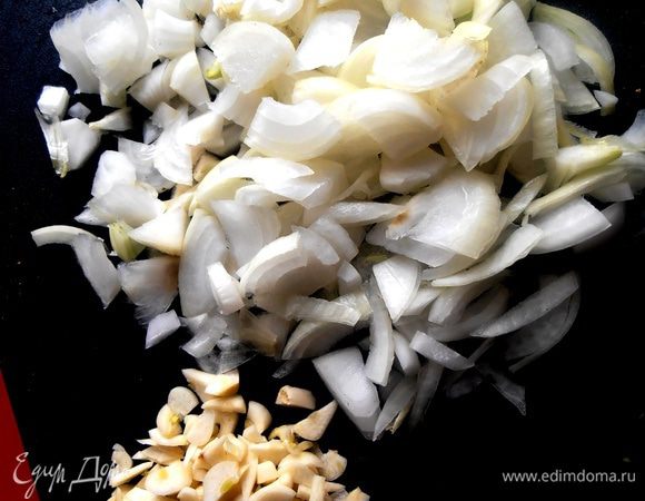 Лук,чеснок нарезаем(можно не мельчить слишком!)