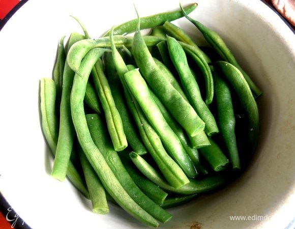 Стручковую фасоль отварить минут 5.