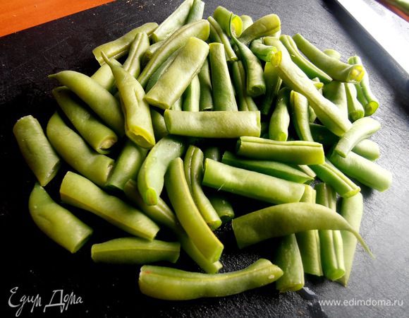 Для удобства нарежем её на кусочки...