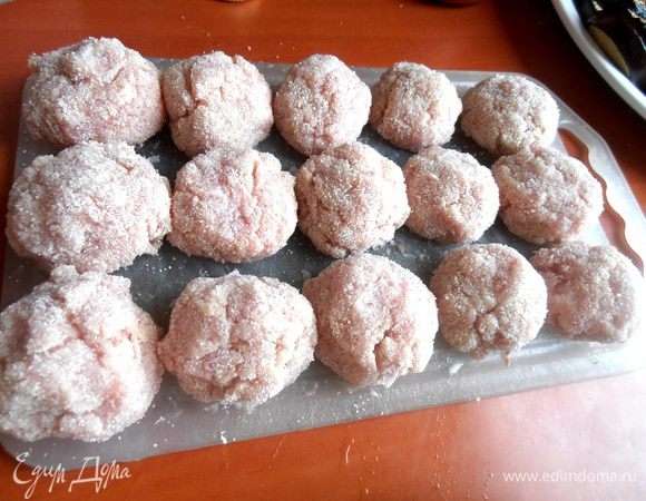 Из любого фарша(нам последнее время нравится индюшачий,он похож на свиной,но нежнее!)формируем фрикадельки и обваливаем их в манке.