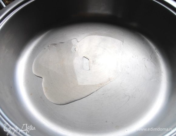 Продумываем форму широкую с высокими бортами,у меня отлично подошла цептеровская!Как сковорода для жарки она мне не нравится,занимает всю плиту,а в духовку-отлично!(только пластмассовые ручки надо отвинтить!)Смазываем обильно маслом,не забыв про края-отгибы!