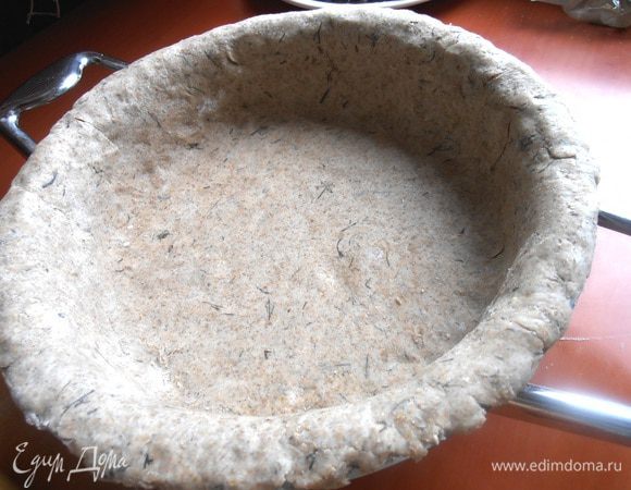 Переносим наш пласт на форму и прижимаем по всей поверхности,особенно к краям!