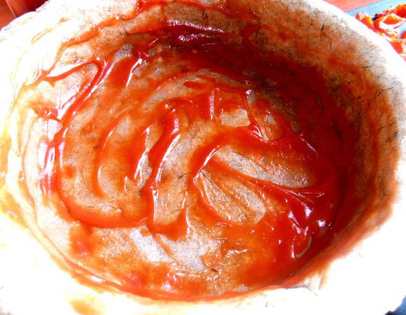 Промазываем парой ложек томатного соуса(или кетчупа)...