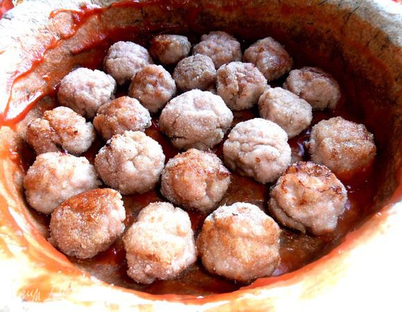 На дно выкладываем фрикадельки...