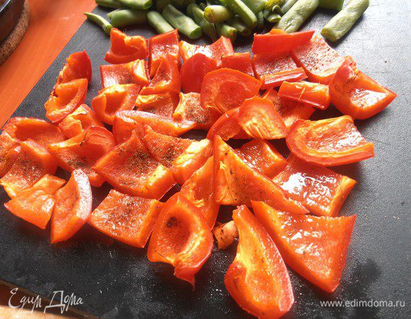 Перчик тоже помельче нарежем...