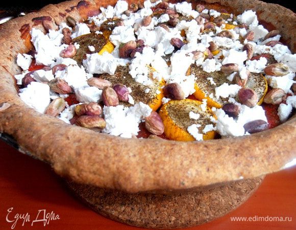 Рассыпаем хаотично фисташки сверху и подаём на стол прямо в форме!