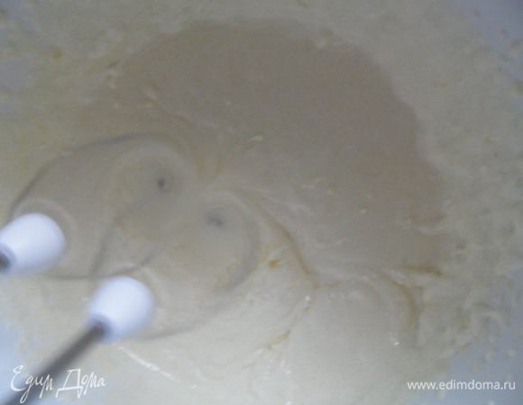 Начинка:

1) Белки отделить от желтков. Желтки взбить с сахаром, добавить творог и хорошо взбить еще раз.