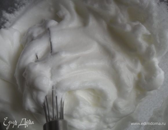 2) Взбить белки в устойчивую пену.