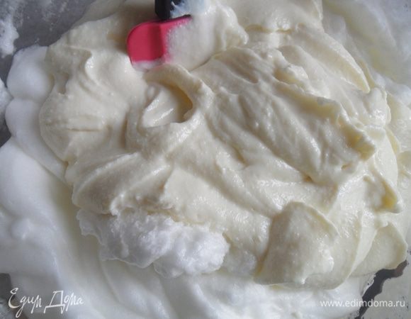 3) Аккуратно смешать творожную массу с белками,перемешивая лопаткой от краев к центру.