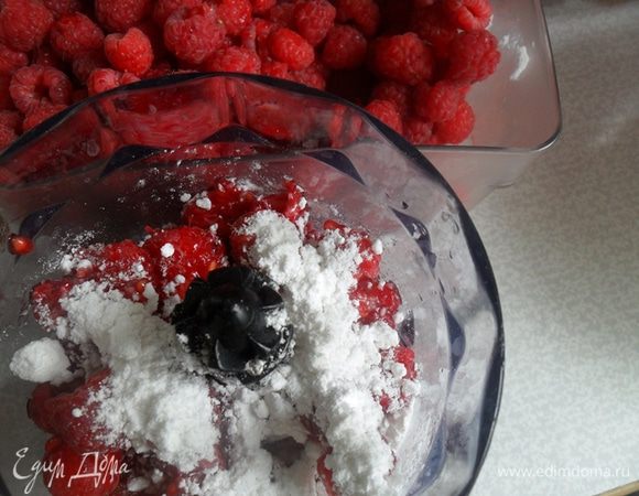 Топпинг:

1) Малину взбить вместе с сахарной пудрой в блендере.