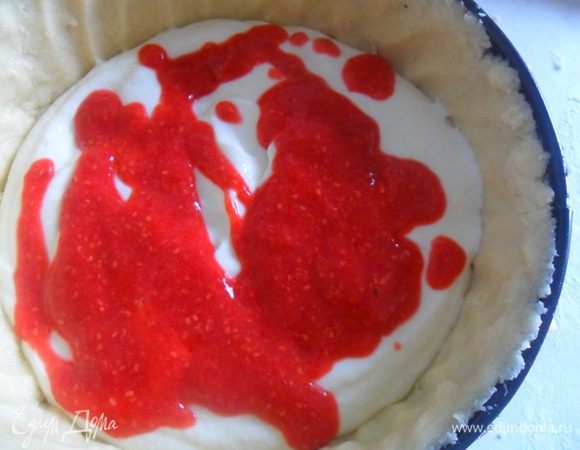 Итог:

1) Тесто достать из холодильника и распределить по форме. Выложить половину начинки и добавить малиновый топпинг.