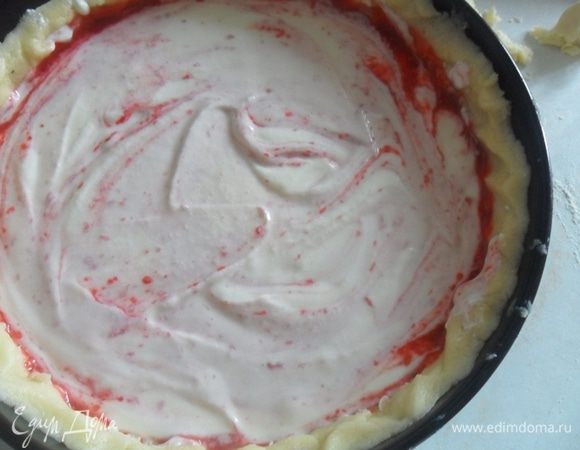 2) Выложить оставшуюся начинку и отправить пирог в духовку. Выпекать первые 10 минут на 180 градусах, затем снизить температуру до 110 и выпекать еще час.