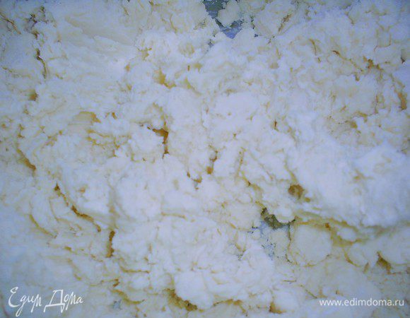 Размягченный маргарин комнатной температуры растираем со стаканом муки.