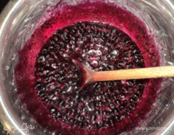 Чернику смешать с сахаром и поставить на водяную баню до полного растворения  сахара. Желатин замочить в 50 г холодной кипяченой воды
