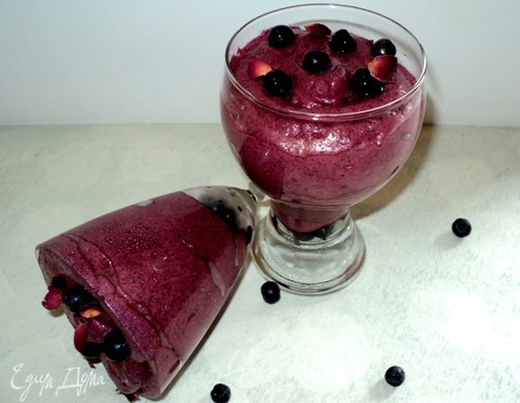 Перетереть на сито чернику, добавить  желатин, предварительно растопленный на водяной бане

 

Поместить слегка теплую массу в комбайн и взбить,  затем взбить 4 белка с 2 ст.л. сахара в пышную пену, как на безе,  и аккуратно, частями,ввести ягодную смесь, перемешать до однородной массы,  выложить  в кондитерський мешок. 

 

На дно бокала положить несколько ягод черники и отсадить из мешка самбук,  украсить ягодами и лепестками роз, поставить на 2 часа для застывания. 

 

Приятного аппетита!