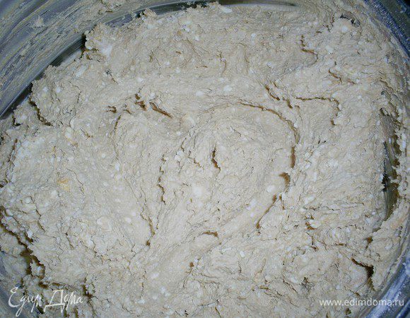 Растворяем кофе в теплой воде. (Меня такое количество кофе смутило и я заменила половину кофе на какао, положив его в масляно-творожную смесь.)
В масляно-творожную смесь добавляем желток, кофе и разрыхлитель. Перемешиваем до получения однородного цвета.