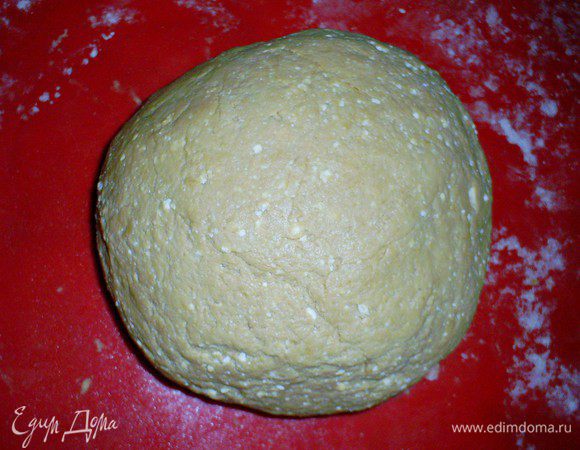 Постепенно добавляя муку, замешиваем мягкое тесто. Муки может уйти больше трех стаканов, это зависит от влажности творога. Ориентируйтесь сами по консистенции теста, оно должно быть мягким и послушным, но не липнуть к рукам.