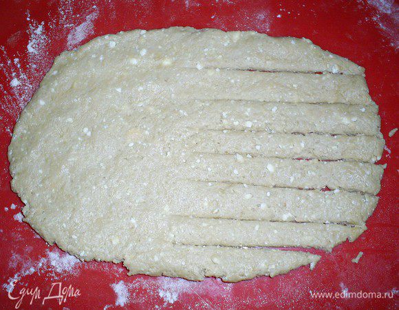 Полученное тесто делим на 18-20частей. Каждую часть раскатываем овалом с большей диагональю 12см и меньшей 8см. Половину овала разрезать на полоски шириной около 1см.