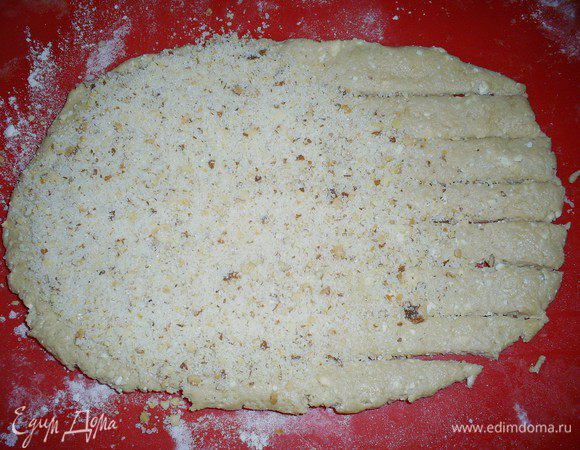 Для начинки молотый миндаль смешать с сахаром. Посыпать этой смесью неразрезаную половину овала.