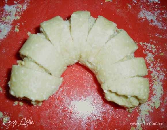 Скрутить овал в трубочку, загнуть полумесяцем.