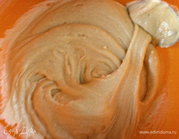 Взбить размягченное масло с сахаром, по одному добавить яйца, каждый раз хорошо взбивая. Всыпать муку с разрыхлителем и хорошо перемешать.