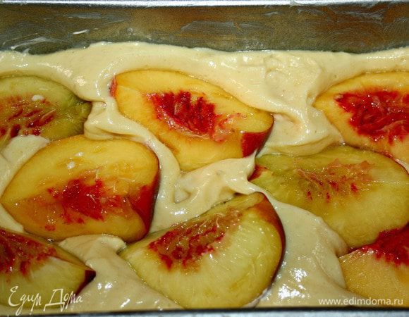 Форму для выпечки смазать маслом, влить тесто и выложить половинки персиков, вдавив их в тесто. Поставить выпекаться в разогретую до 180гр духовку на 40 мин. Затем накрыть пирог фольгой и поставить выпекать еще на 20-25мин.