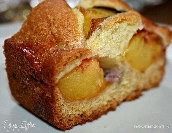 Пирог немного проседает по центру, пока остывает, это для него нормально. Очень вкусно есть с шариком ванильного мороженого.