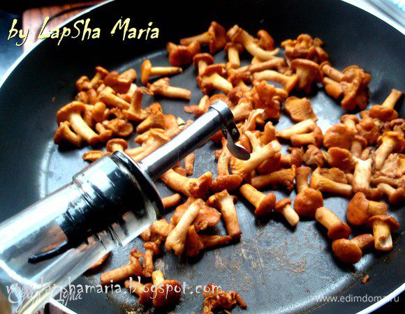 Лисички всегда кладут на сухую сковороду и дают выпариться из них воде. Это занимает минут 5. Когда вся вода ушла из грибов, можно добавить масла и теперь начинать их обжаривать. Обжарить их нужно до легкой румяности и готовности на среднем огне, примерно минут 10. 