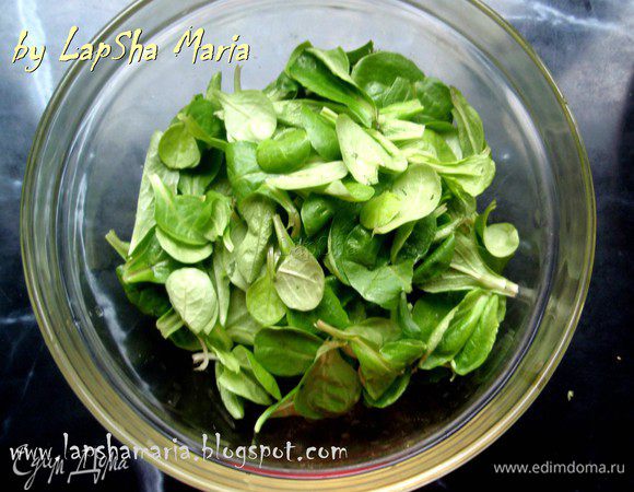 А пока жарятся грибы можно приготовить все остальные ингредиенты для салата. Первым делом переберем салат маше, отделим листочки от корней. 