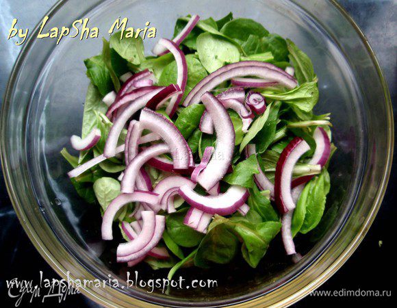 Лук нарежем полукольцами или четвертинками, как вам больше нравится. 