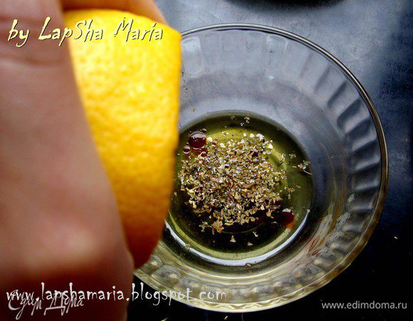 Подготовим простейшую заправку. В отдельной миске смешаем оливковое масло, орегано, черный молотый перец, соевый соус табаско и лимонный сок. Чуть взобьем вилкой. 