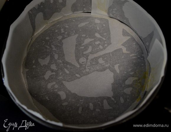 Разогреть духовку до 180гр.
Желательно 2 формы одиннакового размера,для 4х коржей.Смазать маслом и застелить бумагой для выпечки. вырезая все по размеру.Смазать бумагу маслом также.
Я использовала одну высокую ,съемную форму и у меня получилось только 3 коржа.