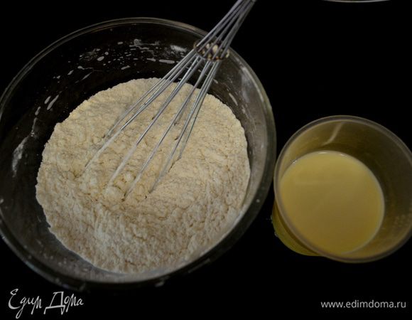 Смешать молоко и апельсин.сок в небольшой емкости. В другой емкости смешать муку тортовую.разрыхлитель и соль. Отставить.